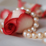 Use our expert real vs fake pearl necklace test guide. Learn simple at-home methods like the tooth test to spot fakes instantly.