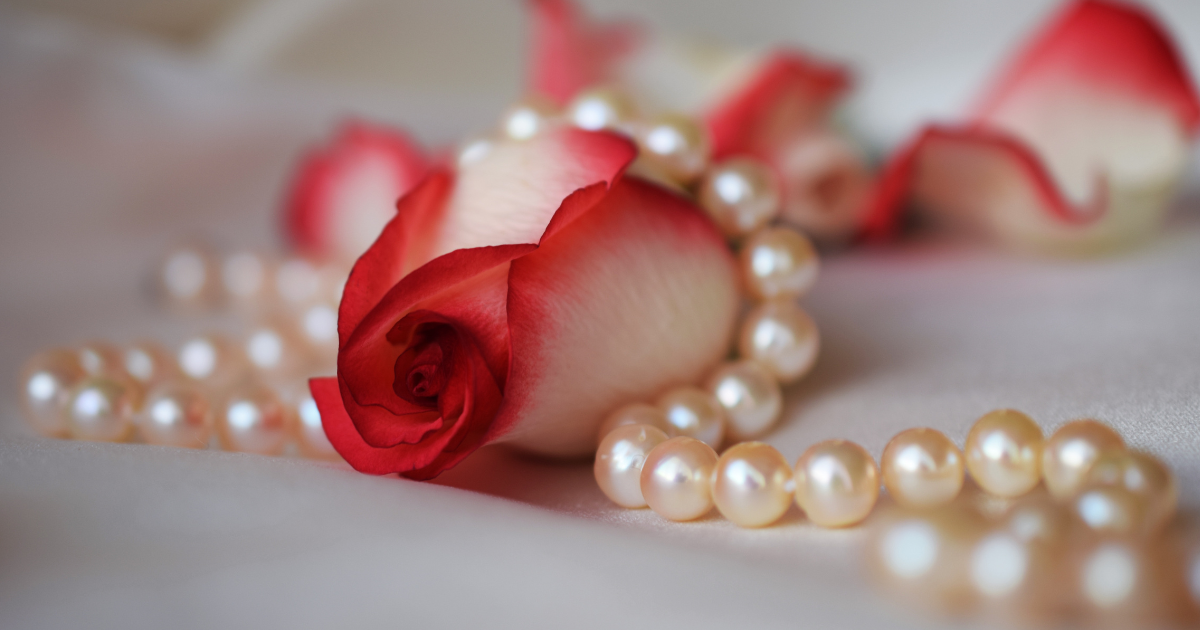 Use our expert real vs fake pearl necklace test guide. Learn simple at-home methods like the tooth test to spot fakes instantly.